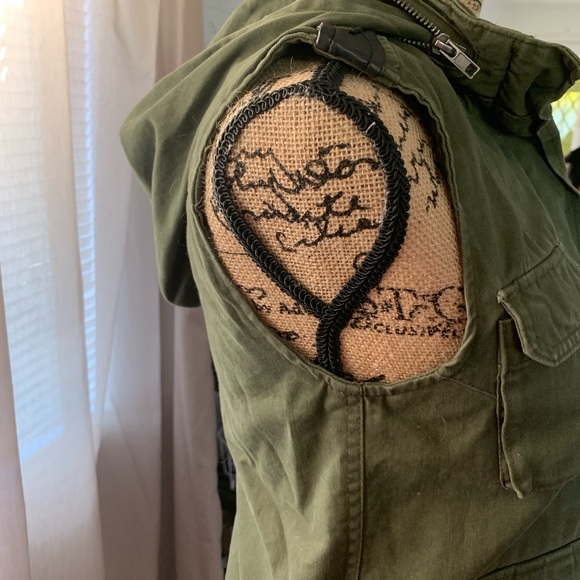 BDG Green vest with detachable hood in Size Small - Picture 3 of 4